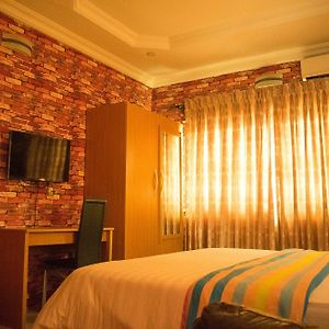 Crestview Hotel & Suites